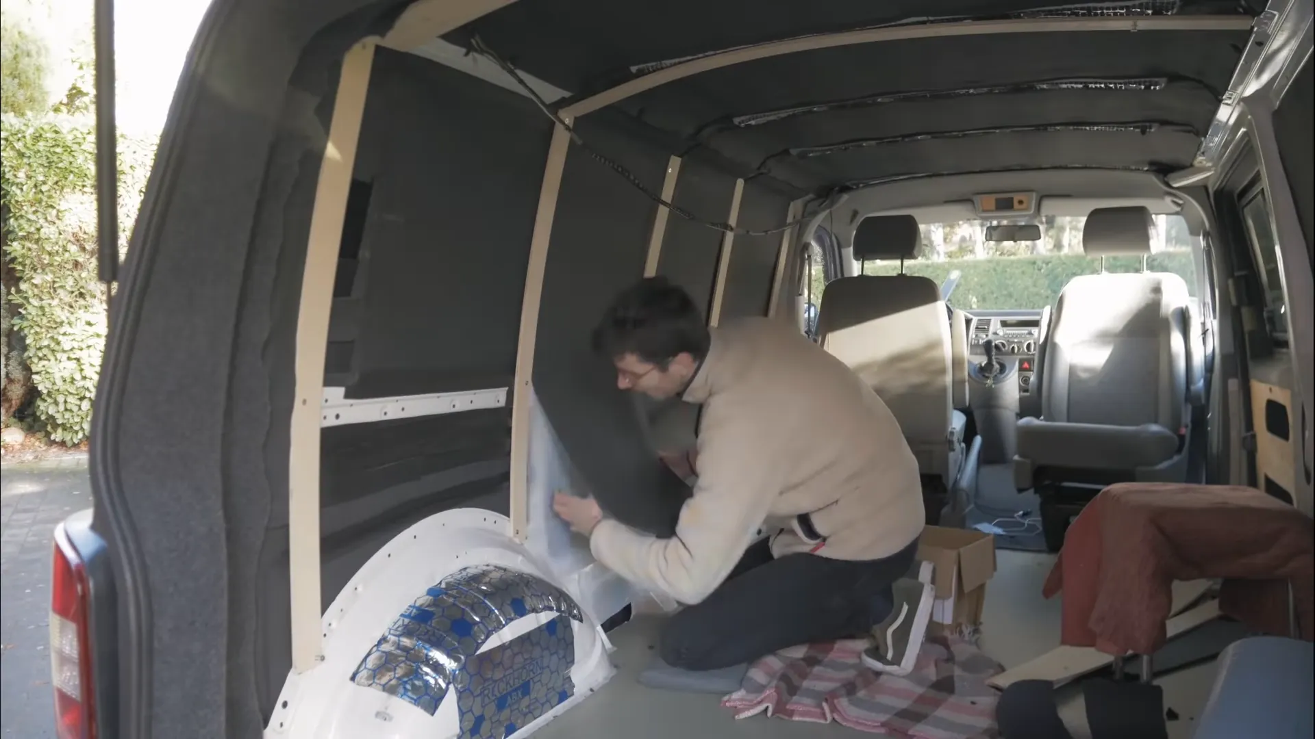 Isolation d'un van avec de l'Armaflex posé en double couche sur les parois du fourgon