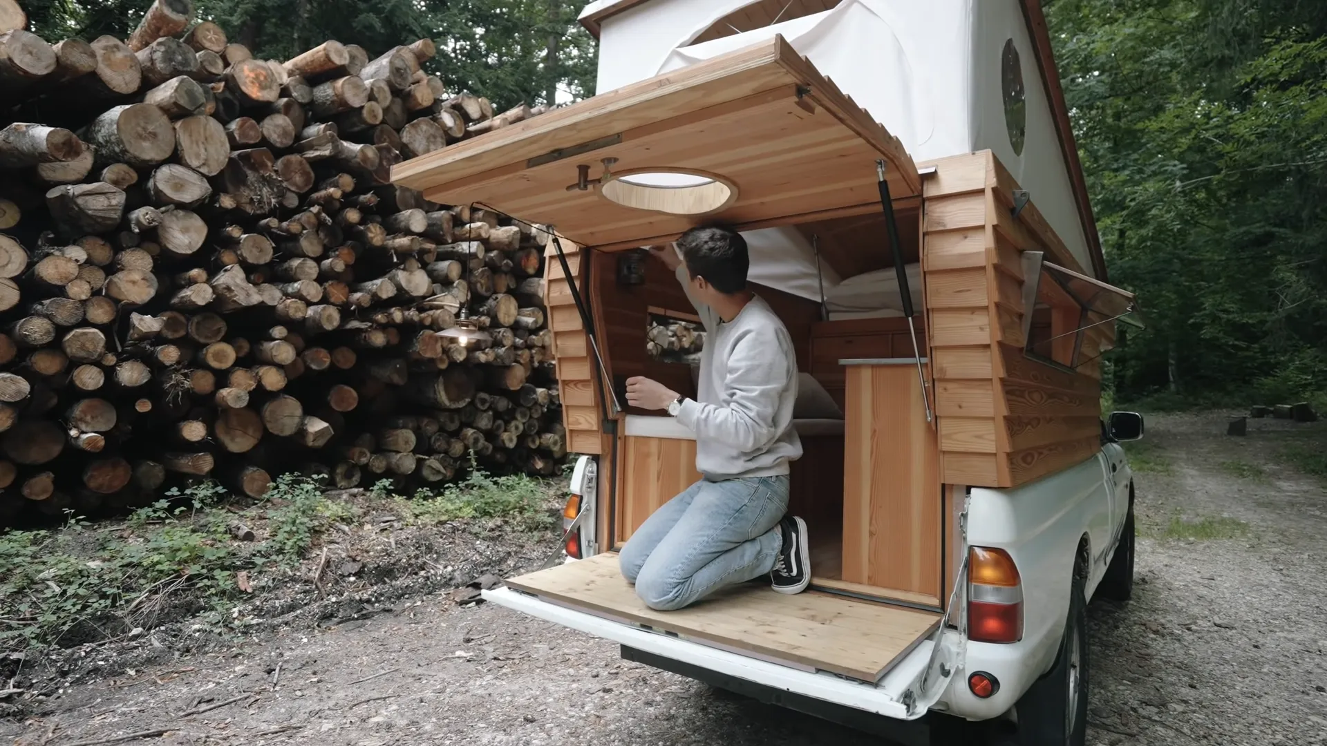 Cellule en bois fabriquée maison montée sur la benne d’un pick‑up, exemple d’aménagement artisanal façon hard top