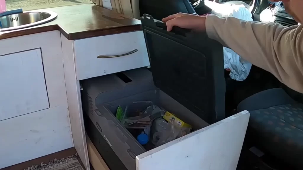 Tiroir coulissant d’un Mercedes Vito aménagé ouvert sous la banquette, glacière à compresseur encastrée à l’intérieur